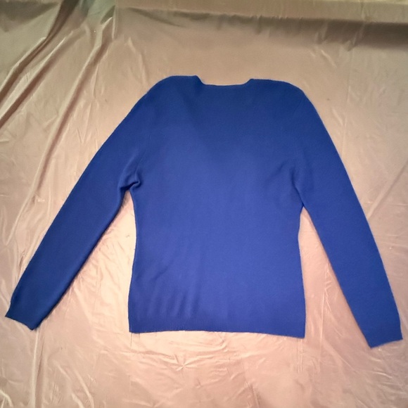 Saks 5th Avenue 100% Cashmere Blue Ruffle front Vneck L/S Sweater Size Large - Picture 9 of 10